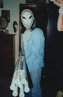 Alessandro con le canne del Gatling e la maschera di Grey Fox create da lui